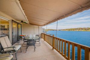 Waterfront,pool,tennis, down the road from Gardens