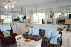 Waterfront,pool,tennis, down the road from Gardens