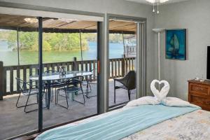Waterfront,pool,tennis, down the road from Gardens