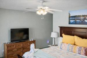 Waterfront,pool,tennis, down the road from Gardens