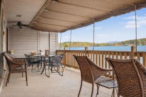 Waterfront,pool,tennis, down the road from Gardens