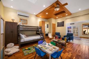 Walk to the beach, King, Jacuzzi, Fire Pit, Bikes
