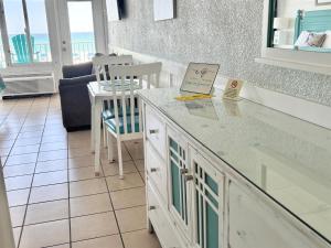 Beachfront King, Private Balcony,No fees-CC219 Pcb