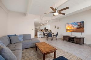 Lokelani Oceanfront 2 BR Sleeps 6 Steps to Lagoon Complimentary Car with 6 Nights LOK-B201 by KBM
