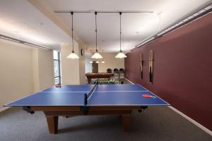 25th Floor 2BR Grant Park Suite with Balcony, Gym and Game Room