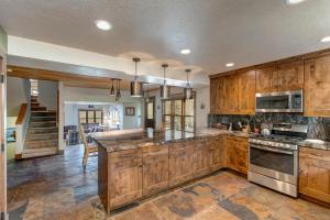Walk to Ski Slopes Trails Spacious 4-Bedroom Private Home with Fantastic Views Hot Tub AC and Wood Fireplace PLA-1155 by KBM Resorts