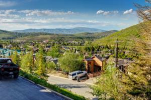Walk to Ski Slopes Trails Spacious 4-Bedroom Private Home with Fantastic Views Hot Tub AC and Wood Fireplace PLA-1155 by KBM Resorts