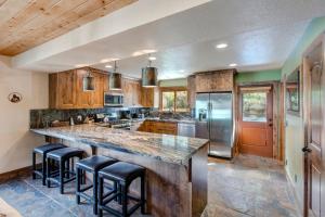 Walk to Ski Slopes Trails Spacious 4-Bedroom Private Home with Fantastic Views Hot Tub AC and Wood Fireplace PLA-1155 by KBM Resorts