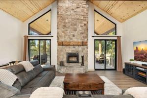 Cozy Mountain Cabin with Decks Fireplace & Games