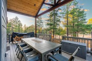 Cozy Mountain Cabin with Decks Fireplace & Games