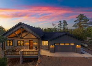 Cozy Mountain Cabin with Decks Fireplace & Games