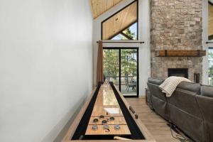 Cozy Mountain Cabin with Decks Fireplace & Games