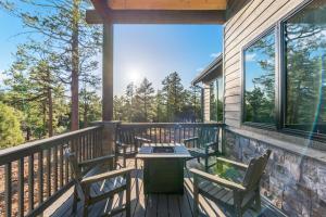 Cozy Mountain Cabin with Decks Fireplace & Games