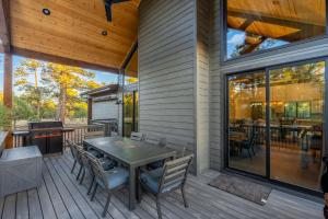 Cozy Mountain Cabin with Decks Fireplace & Games