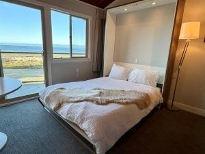 Oceanfront Studio with Loft - amazing views!