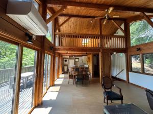 Cabin D 3min walk Lake Saiko remote work BBQ, 5min drive Kawaguchi Lake Mt Fuji view
