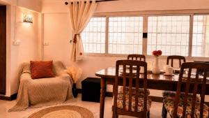 Cozy 2 Queen Bed with Vintage Kitchen at PhayaThai BTS