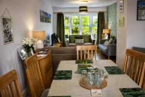 Willow View Streamside Holiday Home with Garden & Parking
