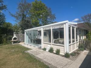 Strandnahes Nr 156 Ferienhaus mit traumhaften Wintergarten und uneinsehbaren, grossen Garten, Eckgrundstück