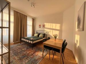 Spacious 2 bedrooms, 2 TVs - T10