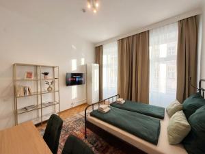 Spacious 2 bedrooms, 2 TVs - T10