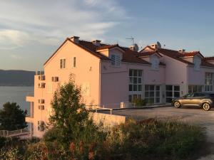 Blissful two bedroom apartmemt by the sea