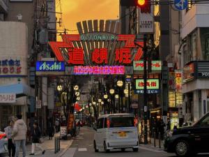 心斋桥5分钟 道顿堀3分钟 日本桥站5分 直达关西机场 位于市中心