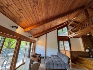 CabinC Private Fireplace, BBQ, Lake Saiko MtFuji