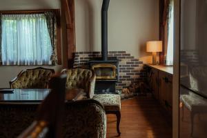 山あいの静かなログハウス Quiet Mountain Log House with Indoor Hot Spring Bath
