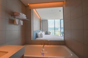 A La Carte Ha Long Beachfront Condotel
