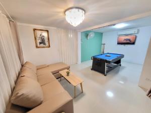 Uncle Noom Pool Villa - Ratchada Bangkok