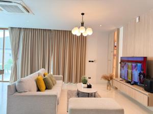 PNT LUXURY JOMTIEn