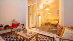 Bright 2BR home with double patio Macarena