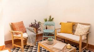 Bright 2BR home with double patio Macarena