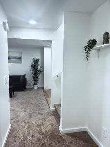 Cozy private suite - 12 minutes from the airport