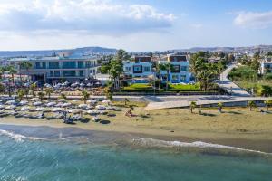 On-the-Sand Beachfront Villa - Pool & Rooftop Jacuzzi