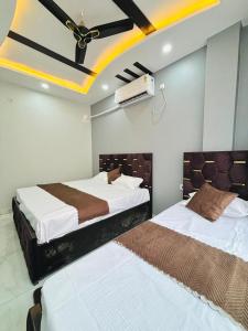 Keshari stay inn Roof top cafe 1 km from kashi vishwanath