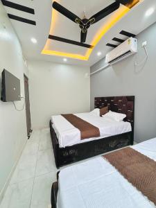 Keshari stay inn Roof top cafe 1 km from kashi vishwanath