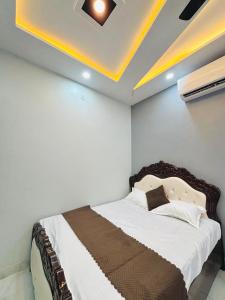 Keshari stay inn Roof top cafe 1 km from kashi vishwanath