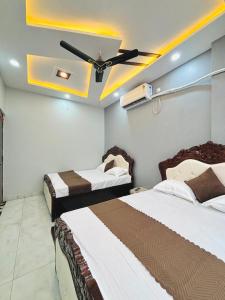 Keshari stay inn Roof top cafe 1 km from kashi vishwanath