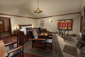 Deluxe Cottage room in FivePine Lodge