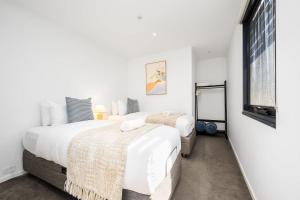 Foundry Top Floor 2BR Loft Parking & Workspace