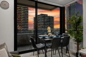 Cosy 2 Bedroom CBD Retreat with Pool, Sauna and Sky Lounge City Views