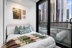 Cosy 2 Bedroom CBD Retreat with Pool, Sauna and Sky Lounge City Views