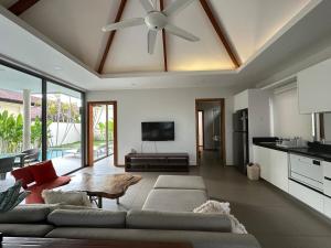 Pool Villa 4BRServices Incl Walk to Beach P21