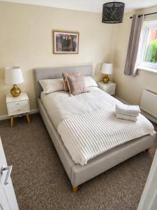 Manchester Stay Hub - 2BR with Free Parking, Near Airport & Attractions