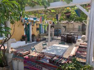 Villa Ochre - Rustic Retreat