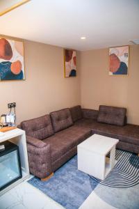 2h HOTEL
