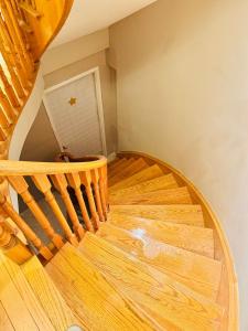 Luxury house 7 bdrms - near airport, sq 1, Private Backyard