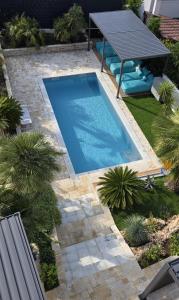 A Z U R E pool H O U S E